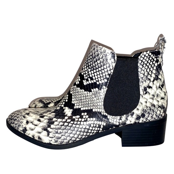 CITY CLASSIFIED Chelsea Snake Embossed Print Black & White Booties Size 7.5 - Picture 6 of 10